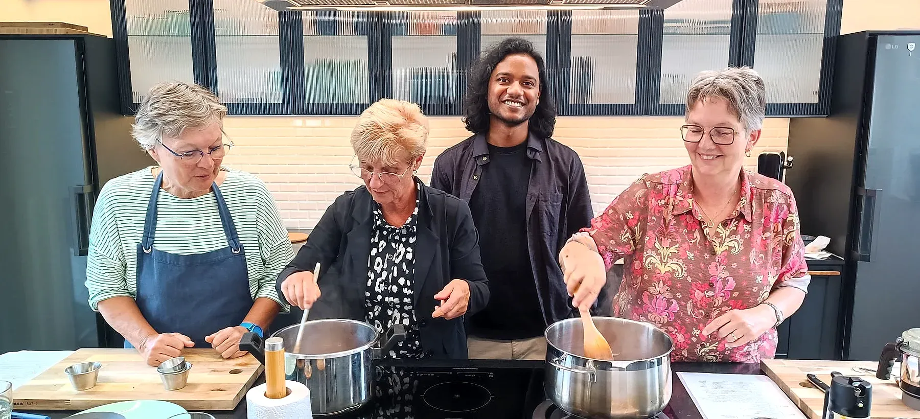 Samen Indiaas koken tijdens een workshop in Heerenveen