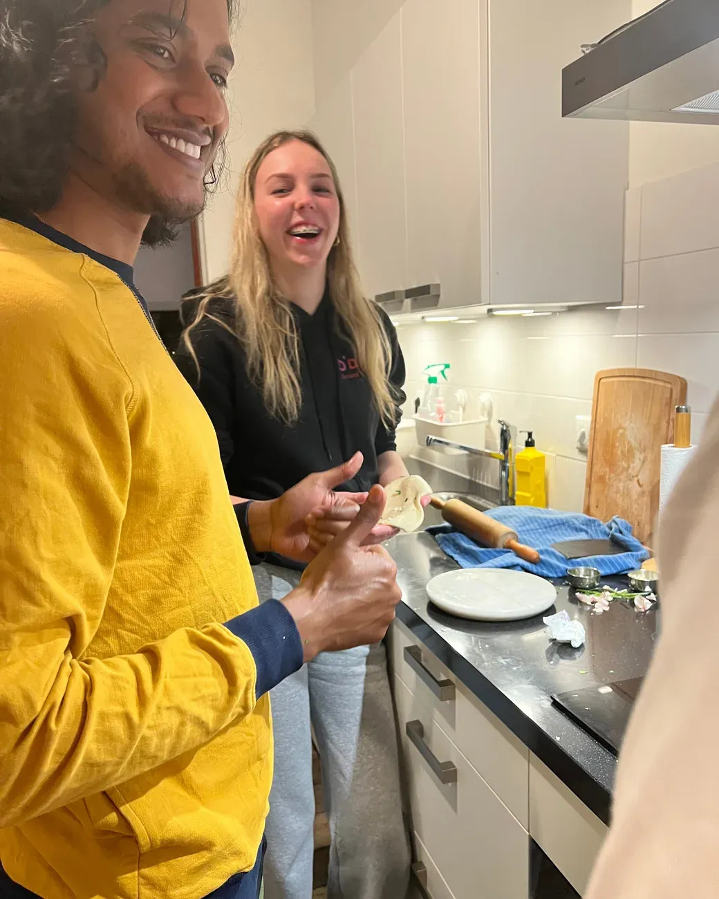 De kok van Koken uit India tijdens een kookles